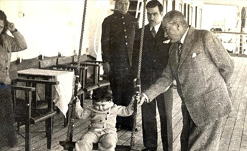 Atatürk bir çocukla