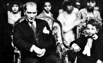 Atatürk çocuklarla